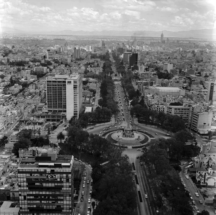 Vista aérea histórica del Ángel de la Independencia y Paseo de la Reforma