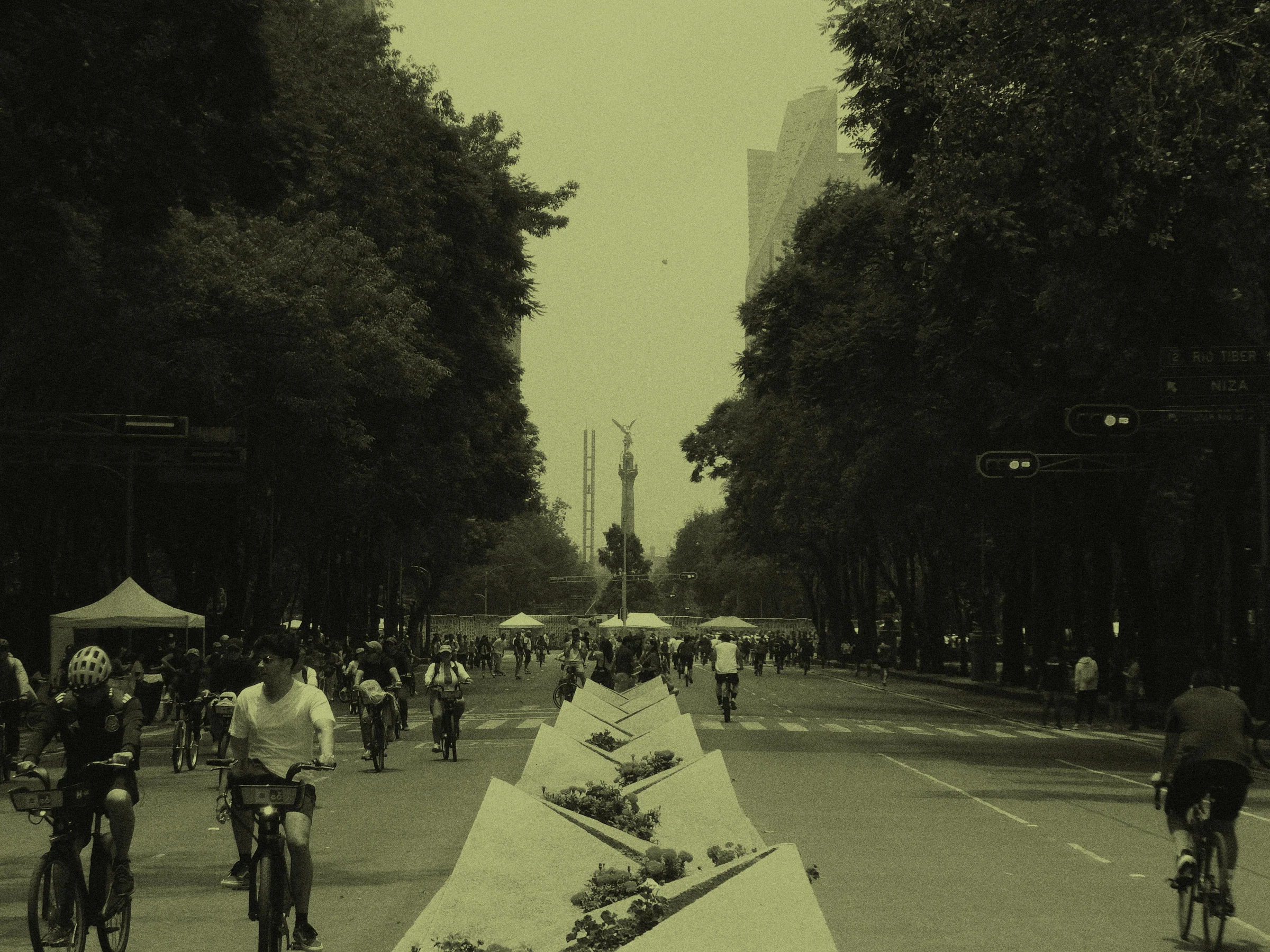 Ciclistas recorren Paseo de la Reforma hacia el Ángel de la Independencia