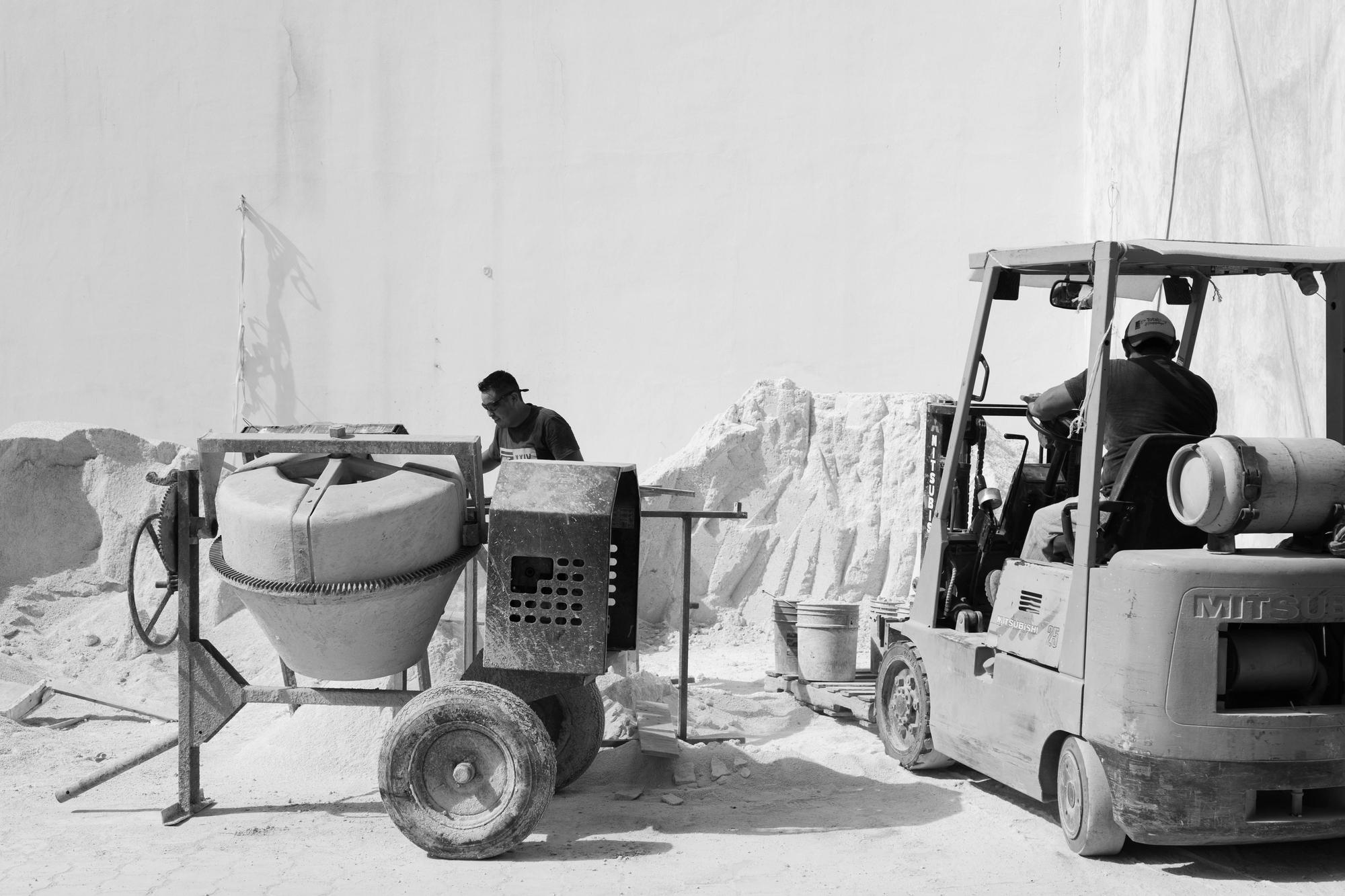 Equipo trabajando con concreto en la planta de Basaltex