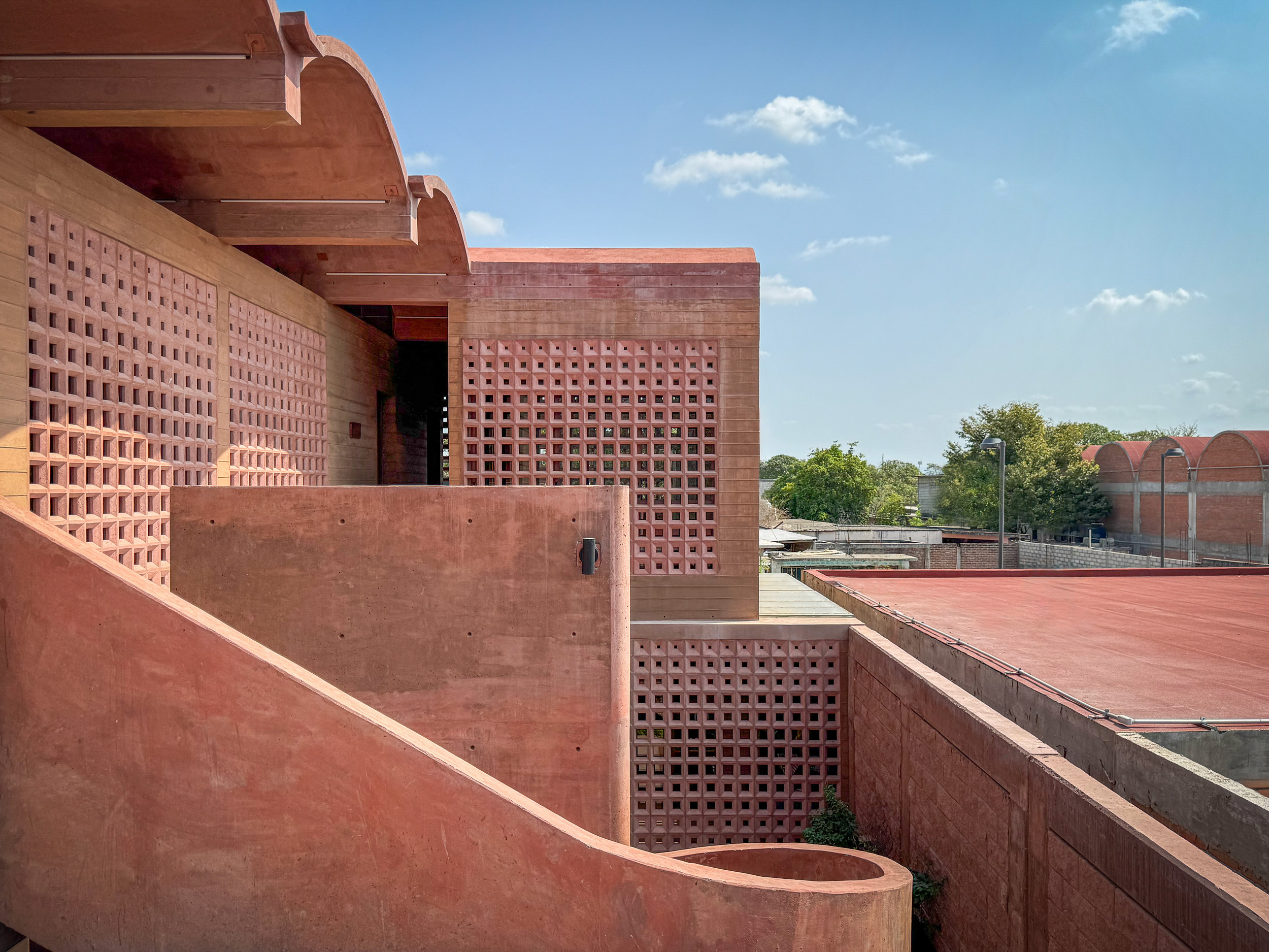 Arquitectura de concreto pigmentado y celosías del Centro DIF Oaxaca