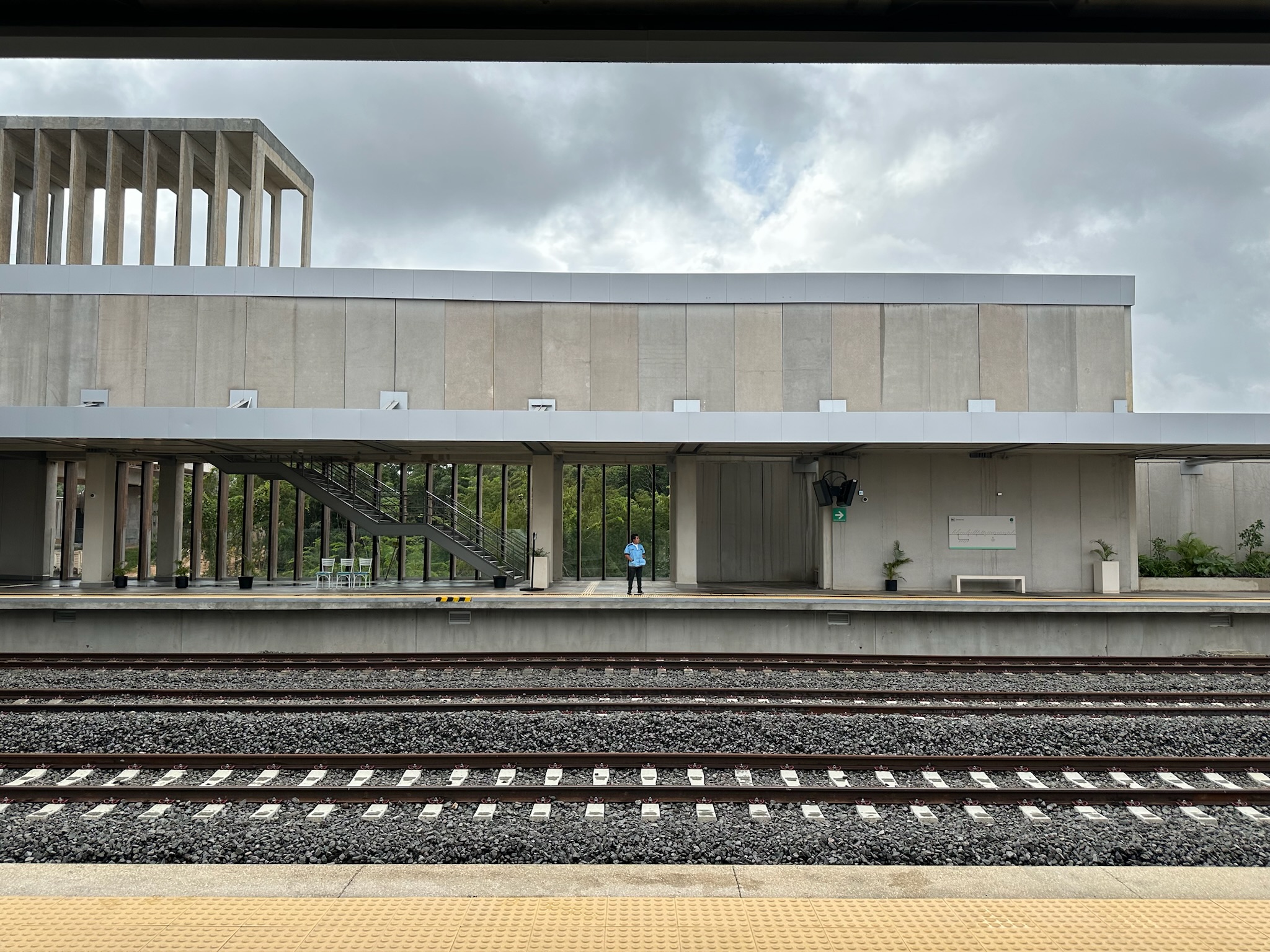 Andén y edificio de una estación del Tren Maya