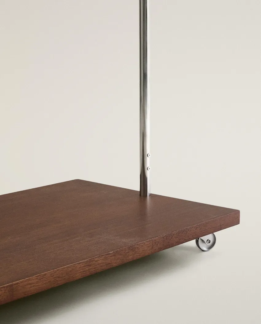 Detalle de la plataforma de madera y las ruedas