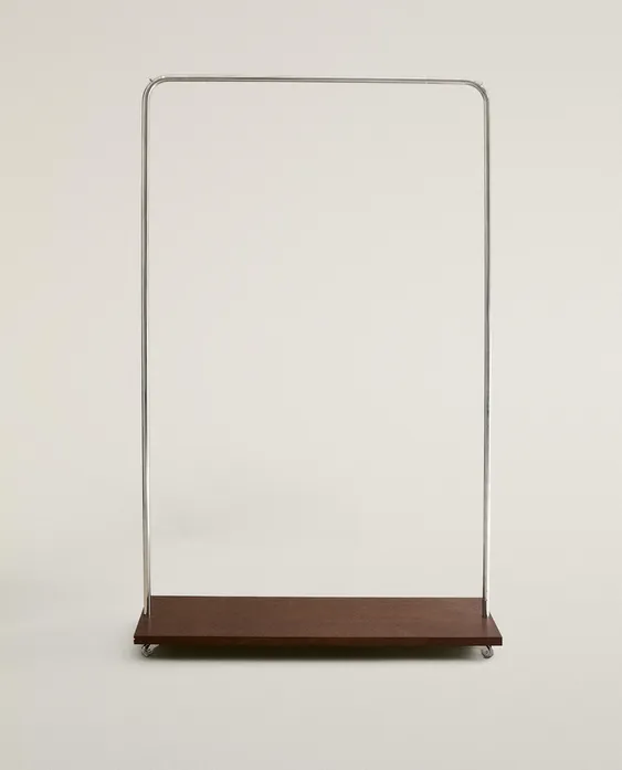 Perchero de metal con base de madera