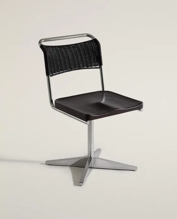 Silla de estructura metálica y asiento oscuro