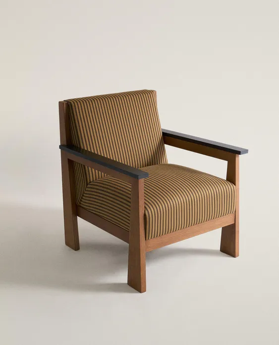 Sillón de madera y tapizado de rayas